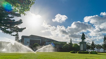 The Memorial Lawn is a circular, spacious and manicured lawn with the statue of Dr. Sun in its centre. The expansive lawn is popular for picnics and other recreational pursuits.